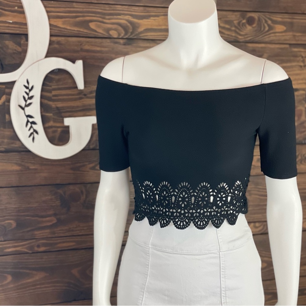 Boohoo | Sarah Laser Cut Scalloped Crop Top‎ Off Shoulder